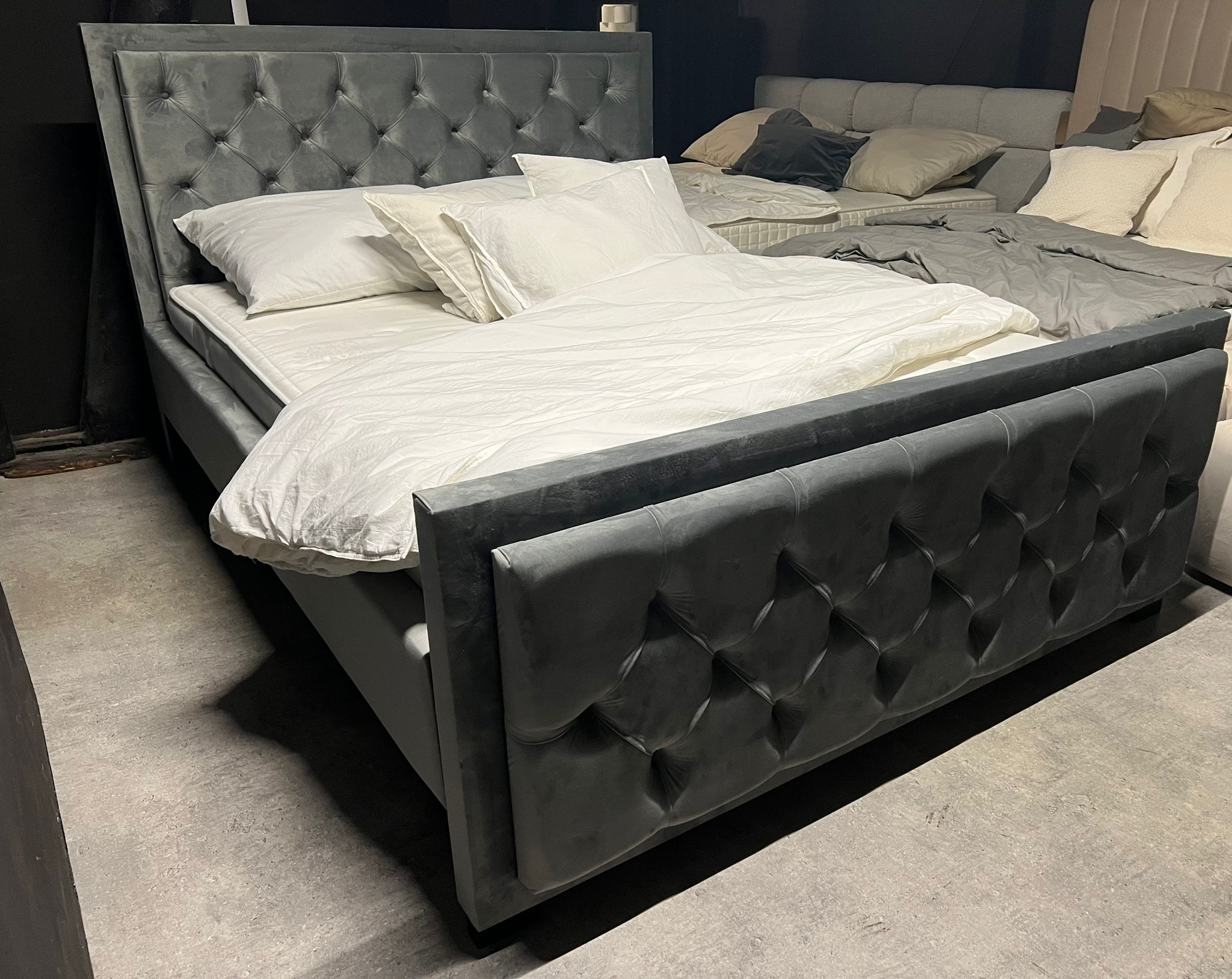 Polsterbett mit Samtstoff Sofia Grau (1)